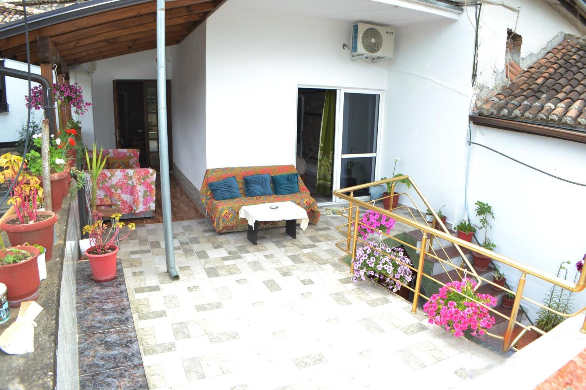 Guesthouse Belle View เบราท ภายนอก รูปภาพ